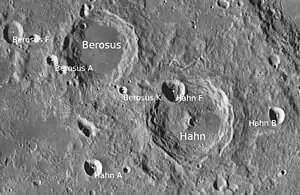 Krater Hahn und Berosus (LROC-WAC)
