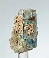 Bertrandit auf Aquamarin vom Mount Antero, Chaffee County, Colorado, USA (Größe: 2,6&nbsp;cm&nbsp;1,7&nbsp;cm&nbsp;1,3&nbsp;cm)