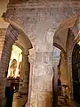 Erhaltener Pfeiler des Augustinerklosters aus dem 12. Jahrhundert in der Kirche