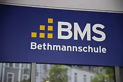 Schild vor dem Eingang der Bethmannschule