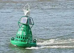 Steuerbordtonne namens „VS 5“ bei Vlieland (System A): grün, nach oben (relativ) spitz zulaufend, ungerade beziffert