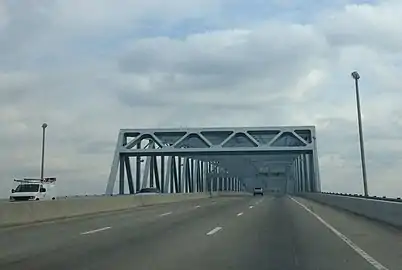 Auffahrt auf die sechsspurige Brücke (2014)