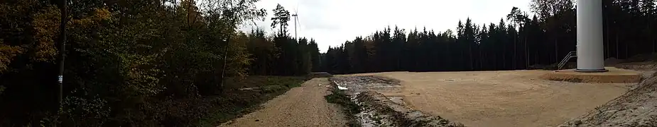 An vielen Stellen, wie hier bei Dinkelsbühl, wird der Charakter des Wanderwegs zunehmend durch die Errichtung von Windkraftanlagen verändert. Links die Wegmarkierung. Der Wanderweg geht dann direkt durch die durch Eisabwurf bedrohte Zone einer Windkraftanlage.