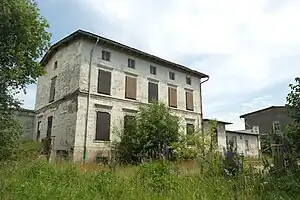 Empfangsgebäude des Bahnhofsmit Güterschuppen