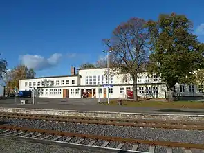 Denkmalgeschütztes Empfangsgebäude von 1955, Aufnahme aus dem Jahr 2012