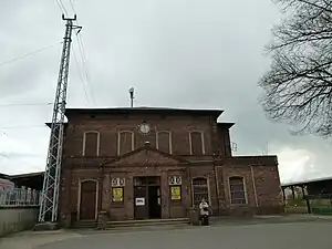 Hauptgebäude und Bahnhofsvorplatzanlage desBahnhofs Ruhland