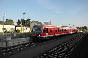 östlicher Bahnsteig im Juni 2013, im Hintergrund rechts das Empfangsgebäude