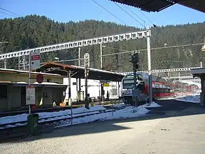 Bahnhof mit einer S13 nach Einsiedeln (2008)