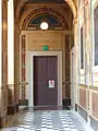 Eingang zur Bibliothek im Palais des Études