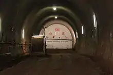Die durchzuschlagende Wand wenige Minuten vor der Sprengung