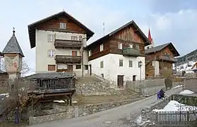 Bildstock und Gebäude in Albions