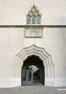 Expressionistischer Torbogen der Marienkirche in Biel, Schweiz, 1927–1929 (Adolf Gaudy)