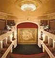 Theaterinneres mit Bühnenvorhang Nymphentanz