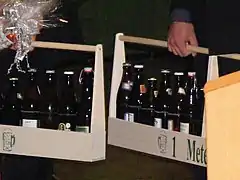 Bierträger „1 Meter Bier“, mit je ca. 14&nbsp;Flaschen Bier (hier als Geschenkartikel)