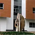 Zeichen für das Neue Fernsehzentrum des Bayerischen Rundfunks München-Freimann Bronze 2002