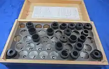 Bildbändersammlung in einer Holzkiste