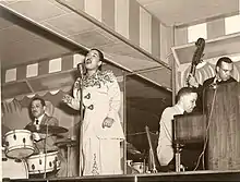 Billie Hollyday in Washington 1948 mit Al Dunn (Trommler), Bobby Tucker (Pianist) und Benny Fonsville (Bassist).