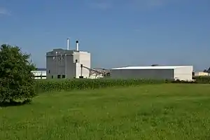 Ansicht von Südosten; links das Kraftwerk; Kaminhöhe 36 Meter; rechts das Biomasselager