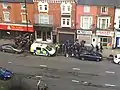Nach dem Anschlag durchsuchen Einsatzkräfte ein Haus in Birmingham