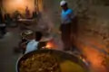 In einer Großküche in Bidar wird Biryani zubereitet.