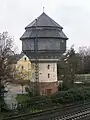 Blick auf den Wasserturm von der Fußgängerbrücke über das Gleisfeld