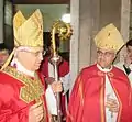 Bischof Maurizio Malvestiti (links) mit Bischof Warda (rechts) während der Nachtwache zu Pfingsten in der Kathedrale von Lodi, 14. Mai 2016