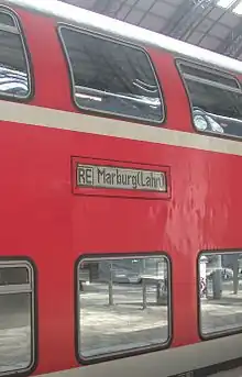 Zugzielanzeiger aus bistabilen Anzeigeelementen an einem deutschen Nahverkehrszug