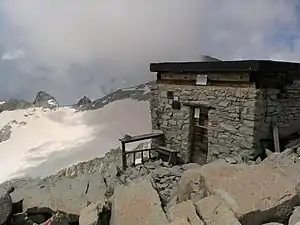Bivacco Cima Presanella “Brigata Orobica” mit dem Nardis-Gletscher im Hintergrund