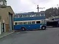 Oberleitungsbus vor der Wagenhalle