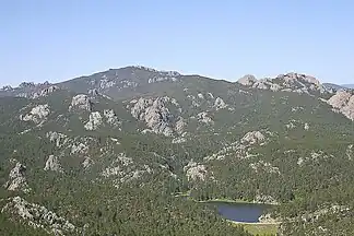 Blick auf die Nordostseite des Black Elk Peak, im Vordergrund der Horsethief Lake