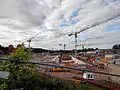 Blick über die Baustelle vom Kanal aus, in der Mitte die beiden Sparbecken, im Mai 2015