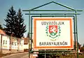 Begrüßungstafel am Ortseingang Baranyajenős