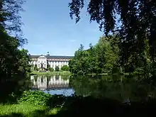 Blick über den Schlossteich auf Schloss Ringelheim
