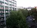 Blick auf die Westfassade von Haus B, das Haus A und den Innenhof