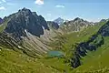 Lage der Hütte über der Lache (im Hintergrund der Hochvogel)
