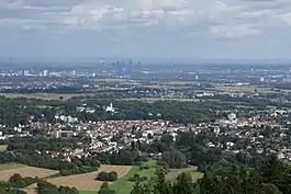 Blick vom Staufen über Kelkheim sowie dahinter Liederbach, Bad Soden, Sulzbach und Eschborn bis Frankfurt am Main