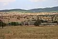 Blick vom Kızılören Küçük Han zum Kızılören Han
