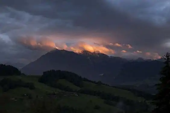 Blick von Goldiwil auf den Niesen