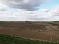 Blick von West Kennet Long Barrow auf Silbury Hill