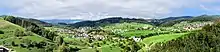 Blick von der Ruine Gilgenberg nach Zullwil, Pfarrkirche auf dem Weiler Oberkirch, Nunningen, Solothurner Faltenjuras, Schweiz