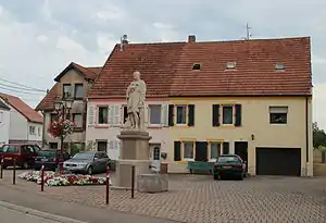 Statue des Heiligen Quirin mit Brunnen in der Rue Principale