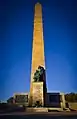 Plastik und Obelisk