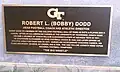 Plakette an der Statue von Bobby Dodd