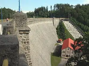 Staumauer, Talseite