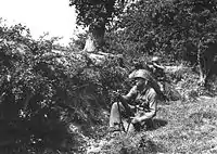 Amerikanische Soldaten vor einer Wallhecke in der Normandie, 1944