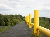 Gelb lackiertes Rohr der Installation Über(n) Ort