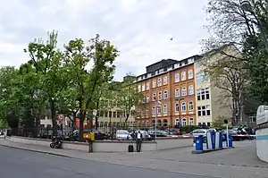 Einfahrt zu den Parkplätzen (2012)