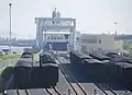 Eisenbahnfähre in China mit Vor­stell­grup­pe und Fähr­brücke