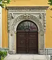 Das Portal eines früheren Ringhauses, heute am Rathaus