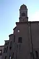 Außenansicht der Kirche mit Campanile